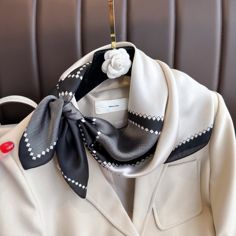 新しい高級馬柄シルクスクエアスカーフレディースソフトサテンヘ - Women Bags Office のレビューと価格